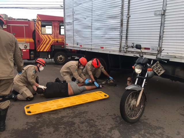 Acidente com caminhão deixa motociclista e passageiro feridos