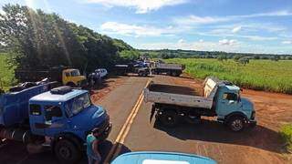 Caminhoneiros bloqueiam rodovia ap&oacute;s acidente que matou colega