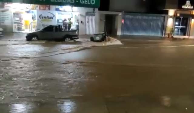 Chuva em Bonito encobre ruas e quase invade aqu&aacute;rio da cidade
