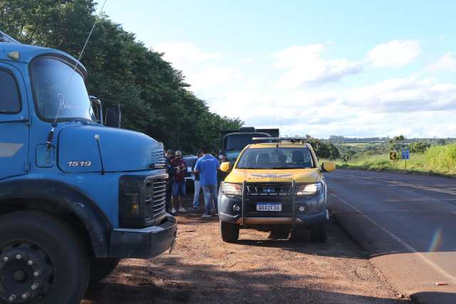 Quase 2 horas depois, caminhoneiros encerram protesto e liberam rodovia 