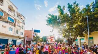 Capivara Blasé se fixou como um dos mais tradicionais blocos de rua da Capital e o 2º dos maior de todo o Centro-Oeste; neste ano, folia virou palco de websérie carnavalesca (Foto: Helton Perez/Vaca Azul)
