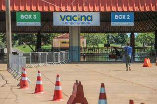 Drive-thru de vacinação no Bairro Aero Rancho, em Campo Grande, contra a covid-19 (Foto: Marcos Maluf/Arquivo)