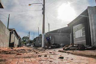 No dia seguinte, lama, pedras e muita sujeira deixada pela chuva (Foto: Marcos Maluf)