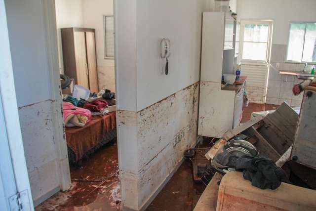 &quot;Agora &eacute; contabilizar preju&iacute;zo&rdquo;, diz morador que teve casa e carro alagados