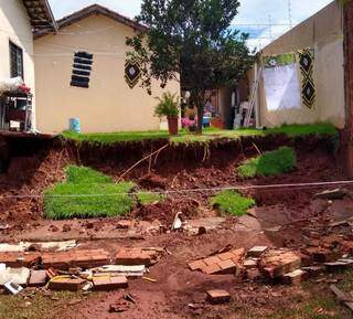 Muro que dividia casas cedeu durante temporal deste domingo (Foto: Direito das Ruas)