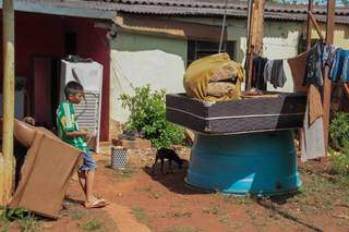 Na frente de uma residência foi colocado uma cama com colchão sobre uma caixa d`água para secar no sol. (Foto: Marcos Maluf)