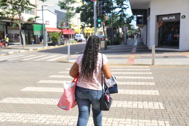 Com&eacute;rcio abre, mas com ruas quase vazias nessa segunda-feira de Carnaval