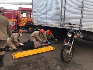 Bombeiros socorrem motociclista ferido em acidente (Foto: Bruna Marques)