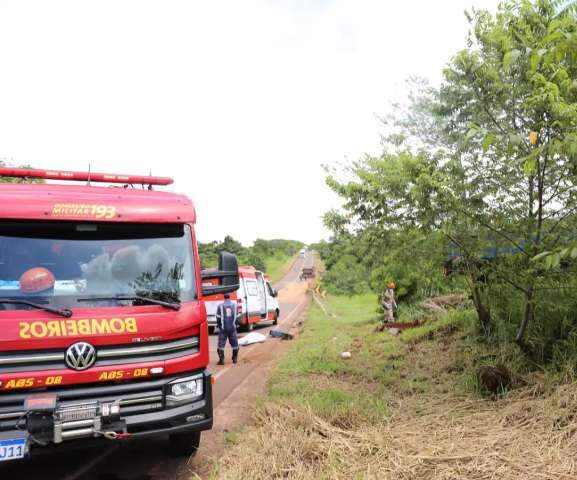 Pneu estoura, colegas de trabalho batem caminh&otilde;es de frente e um deles morre