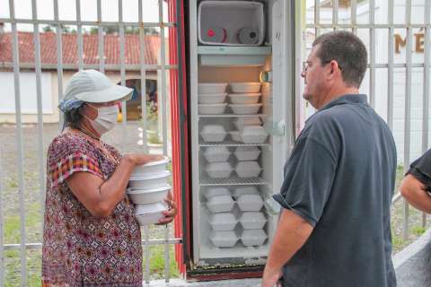 Vizinhos reclamam e cobram "fiscal" em projeto de geladeira solidária
