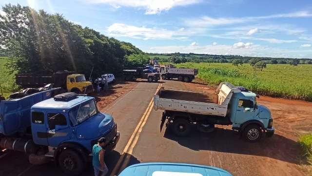 Caminhoneiros bloqueiam rodovia ap&oacute;s acidente que matou colega