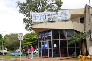 Central do IPTU, na Rua Arthur Jorge, na região central de Campo Grande (Foto: Paulo Francis)