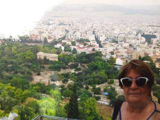 Lena em uma das recordações de viagens, foto tirada na Grécia. (Foto: Arquivo Pessoal)