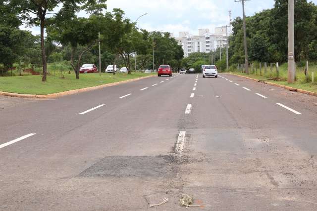 Chuva d&aacute; tr&eacute;gua e buraco que danificou ve&iacute;culos &eacute; tapado na Interlagos 