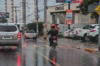 Chuva fraca começou por volta das 6h em Campo Grande e continua ao longo da manhã (Foto: Marcos Maluf)