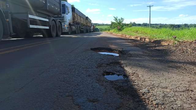 Governo depende da estiagem para retomar servi&ccedil;o de tapa-buraco na MS-040