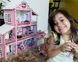 Cliente de Fran, Lisbela curte sua casinha de bonecas (Foto: Arquivo Pessoal)