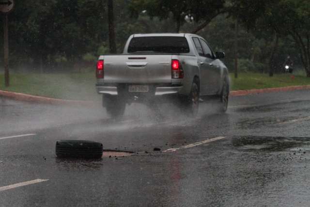 Sinalizado com pneu, buraco na Interlagos deixa de &ldquo;fazer v&iacute;timas&rdquo; pela manh&atilde;
