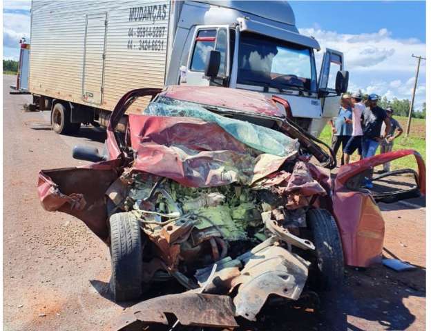 Motorista de 71 anos morre após bater de frente carro em caminhão