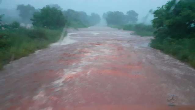 Durante temporal, enxurrada alaga estrada e invade terrenos em munic&iacute;pio
