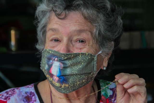 &quot;Louca pra virar jacar&eacute;&quot;, Nilva viu fila da vacina fechar justo na sua vez