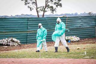 Profissionais funerários, em Campo Grande, seguindo normas de biossegurança em decorrência da pandemia (Foto: Henrique Kawaminami/Arquivo)