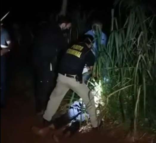 Homem assassinado a facadas &eacute; abandonado &agrave; margem de estrada  