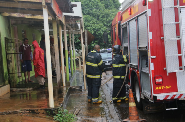 Pr&iacute;ncipio de inc&ecirc;ndio em im&oacute;vel &agrave; venda assusta vizinhos 