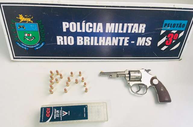 Por WhatsApp, homem amea&ccedil;a dar tiro na testa da esposa e &eacute; preso com arma