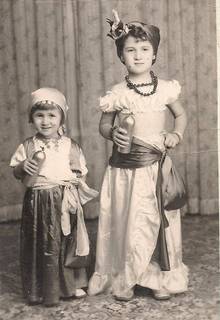 Mariam (mais alta) ao lado da irmã no Carnaval de 1954.