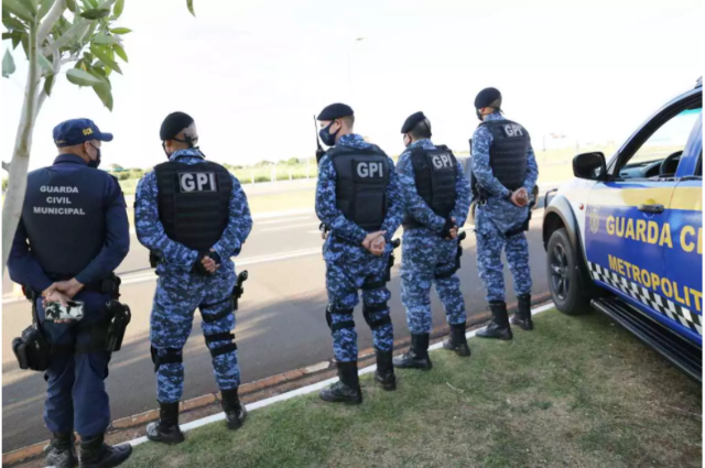 Chamados de &ldquo;pebas&rdquo;, guardas cobram indeniza&ccedil;&atilde;o de R$ 50 mil