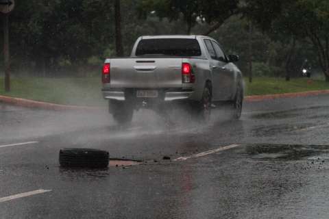 Sinalizado com pneu, buraco na Interlagos deixa de “fazer vítimas” pela manhã