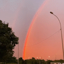 Arco-íris nas primeiras horas do dia chama atenção em manhã de chuva