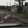Motorista reclama do estrago que chuva fez em estrada de terra no Centenário