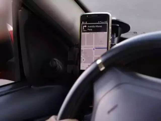 Acusado de ass&eacute;dio, motorista de app diz que expulsou passageira de carro
