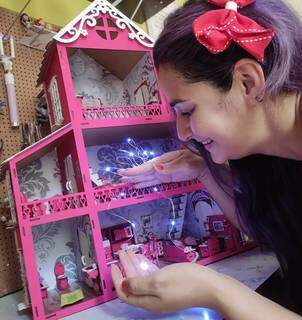 Francielly é artesã que fabrica casinhas de bonecas e também volta a ser &#34;menina&#34; (Foto: Arquivo Pessoal)