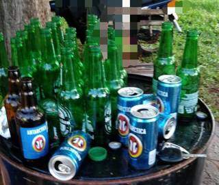 Bebidas sobre tambor que servia de mesa em festa clandestina (Foto: Divulgação)