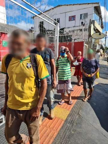 &quot;N&atilde;o gostam de ficar perto de pobre&quot;, diz coordenadora de doa&ccedil;&atilde;o de marmitas