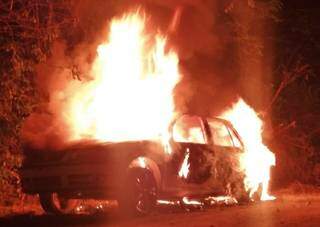 Carro foi encontrado em chamas durante a madrugada (Foto: Jornal Comunitário Diário do Caiobá)