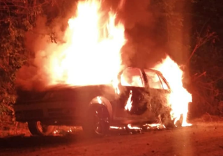 Moradores fizeram fotos do carro tomado pelas chamas  (Foto: Direto das Ruas) 