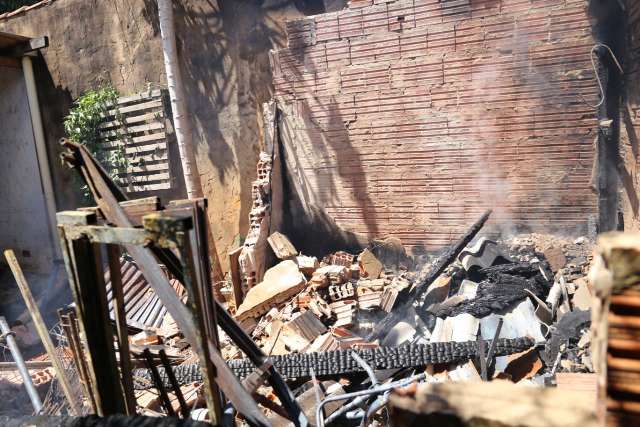 Cozinheira tem quarto incendiado um dia ap&oacute;s perder o irm&atilde;o em acidente