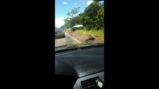 Trecho de vídeo mostra destroços na pista e veículos envolvidos às margens da BR (Foto: Reprodução/Rio Pardo News)