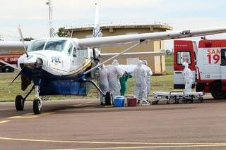 Paciente chega de aeronave e é levada para ambulância do Samu (Foto: Divulgação)