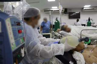 Paciente respira com auxílio de profissional de saúde, em Mato Grosso do Sul (Foto: Ilustrativa)