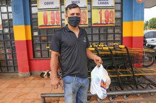 Jeferson Antônio de Lima saindo do mercado, carregando uma sacola com pão e refrigerante. (Foto: Paulo Francis)