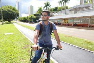 Alexandre Rodrigues usa bicicleta todos dias e passa pelo local recapeado (Foto: Paulo Francis)