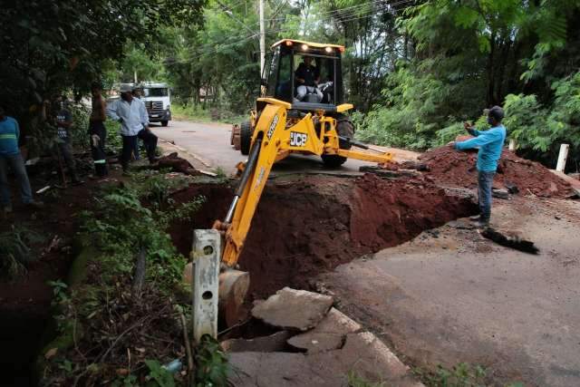 Prefeitura inicia recuperação de trecho danificado pela chuva no Jardim Morenão