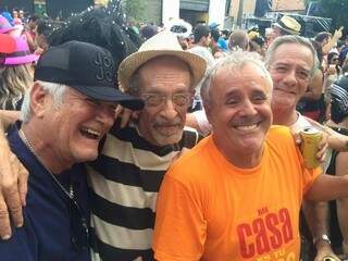 Contar, de chapéu, com amigos no Carnaval de rua (Foto: Arquivo Pessoal)