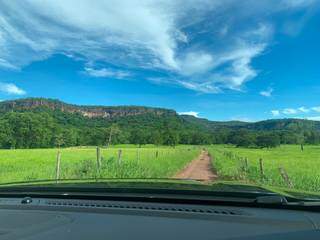 O acesso pela estrada de terra com vista privilegiada para as montanhas do Vale do Alcantilado, na área rural de Rio Negro (Foto: Flávia Verruck)