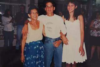 Registro do aniversário de 15 anos de Ducleia, ao lado da tia &#34;Naninha&#34; e do primo Carlos Magno (Foto: Kísie Ainoã)